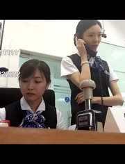 我是去做墙纸业务员好呢还是做家装设计师好?