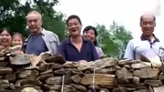 本来拍歌舞进村的电影,拍着拍着两人真打了起来,拉都拉不开鬼子与虎电影美女图片