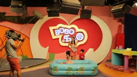 3岁萌妹儿周子依录制《bobo乐乐园》电视节目拍摄花絮